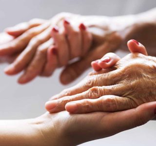 Cuidadors de persones grans a temps complet o durant unes hores, què necessita