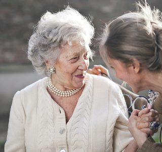 Control de medicació i preparació d’àpats, atenció integral a persones grans