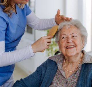 cuidadors d'ancians a domicili a barcelona - cuidado de ancianos a domicilio en barcelona